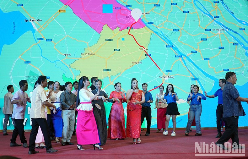 Ayant pour thème sur la solidarité populaire et l’amitié, le programme indien « Bonjour Vietnam » à Soc Trang vise à renforcer la compréhension culturelle et les relations amicales entre les peuples indien et vietnamien. Photo: NDEL Ayant pour thème sur la solidarité populaire et l’amitié, le programme indien « Bonjour Vietnam » à Soc Trang vise à renforcer la compréhension culturelle et les relations amicales entre les peuples indien et vietnamien. Photo: NDEL