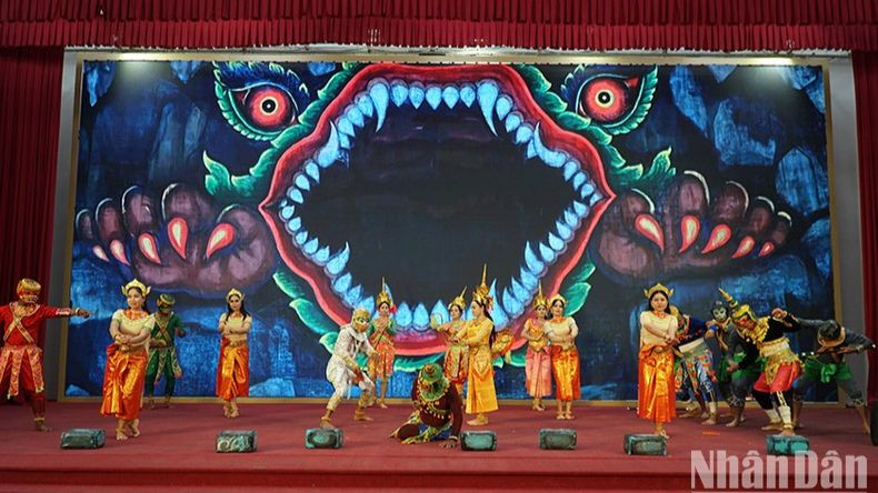 Un extrait de du kè, une forme de théâtre chanté propre aux Khmers du Sud du Vietnam. Photo : NDEL Un extrait de du kè, une forme de théâtre chanté propre aux Khmers du Sud du Vietnam. Photo : NDEL