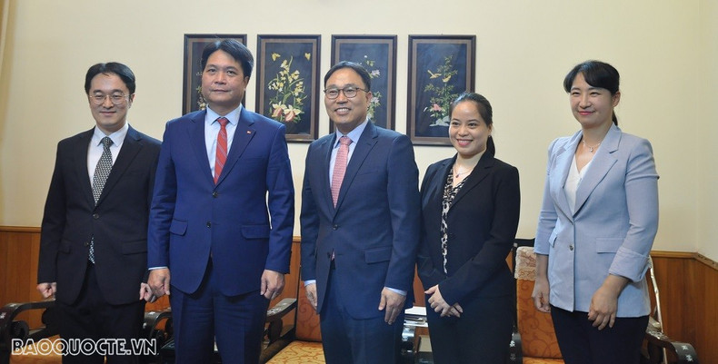Le directeur du Département du protocole d’État, l’ambassadeur Nguyen Viet Dung (2e à gauche) et l’ambassadeur sud-coréen au Vietnam, Choi Young Sam (au milieu). Photo : baoquocte Le directeur du Département du protocole d’État, l’ambassadeur Nguyen Viet Dung (2e à gauche) et l’ambassadeur sud-coréen au Vietnam, Choi Young Sam (au milieu). Photo : baoquocte