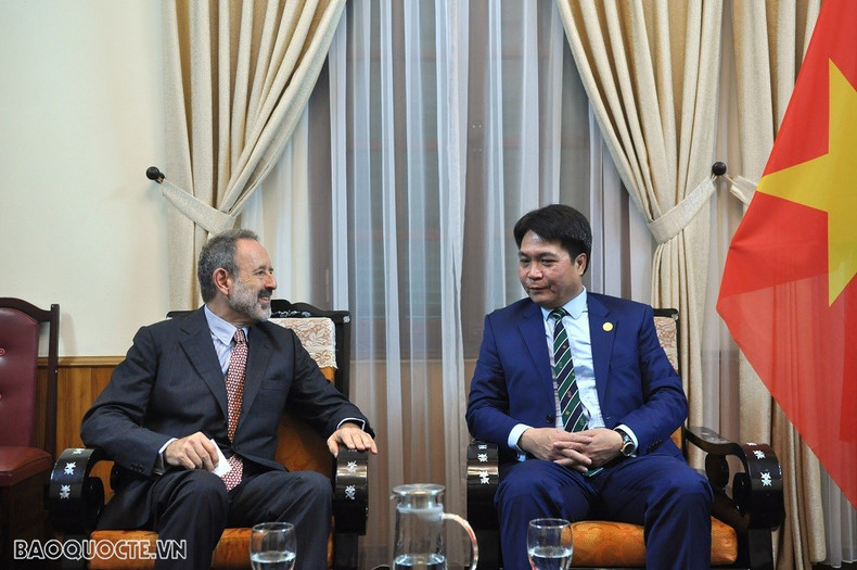 Le directeur du Département du protocole d’État, l’ambassadeur Nguyen Viet Dung (à droite), discute avec l’ambassadeur italien au Vietnam, Marco della Seta, de la coopération bilatérale. Photo : baoquocte Le directeur du Département du protocole d’État, l’ambassadeur Nguyen Viet Dung (à droite), discute avec l’ambassadeur italien au Vietnam, Marco della Seta, de la coopération bilatérale. Photo : baoquocte