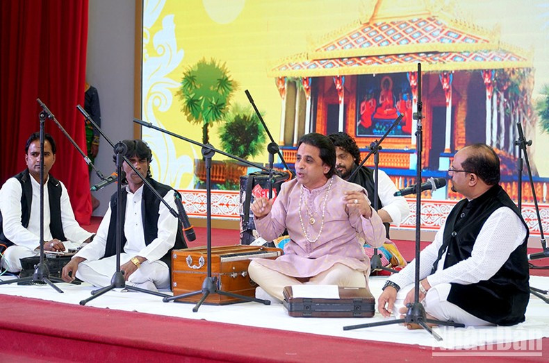 L’artiste indien Shadab Huissain et son groupe QAWWALI. Photo : NDEL L’artiste indien Shadab Huissain et son groupe QAWWALI. Photo : NDEL