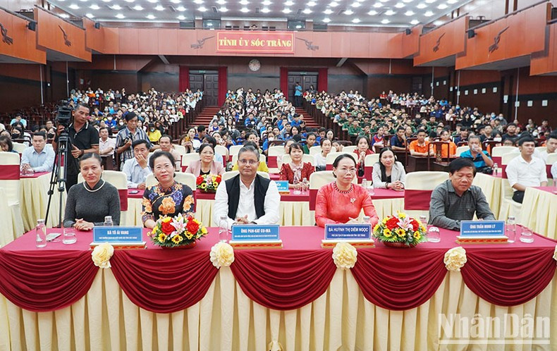 Le programme indien « Bonjour Vietnam » à Soc Trang attire de nombreux spectateurs. Photo : NDEL Le programme indien « Bonjour Vietnam » à Soc Trang attire de nombreux spectateurs. Photo : NDEL