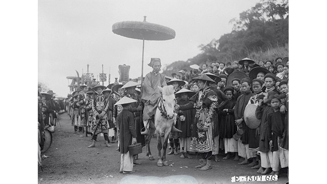 Un mandarin mène le cortège de la procession du palanquin. Photo : kienthuc.net.vn Un mandarin mène le cortège de la procession du palanquin. Photo : kienthuc.net.vn