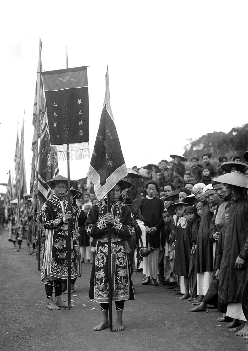 Procession des drapeaux lors de la fête. Photo : kienthuc.net.vn Procession des drapeaux lors de la fête. Photo : kienthuc.net.vn