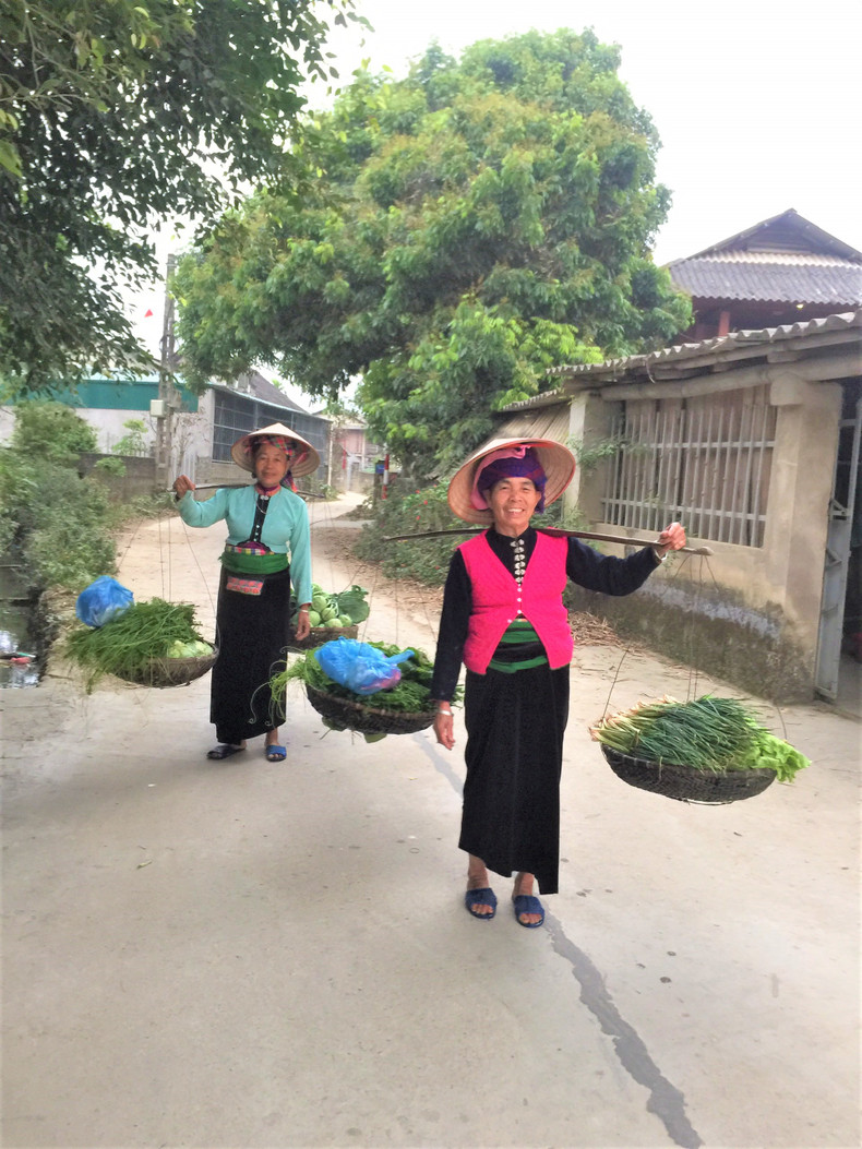Les femmes du village de Sà Rèn. Photo : Dô Tuê/NDEL. Les femmes du village de Sà Rèn. Photo : Dô Tuê/NDEL.