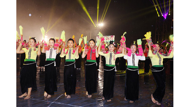 Le concours de danse « xòe » est organisé pour présenter les plus belles figures de danses « xòe » traditionnelles des Thái. Photo : NDEL. Le concours de danse « xòe » est organisé pour présenter les plus belles figures de danses « xòe » traditionnelles des Thái. Photo : NDEL.
