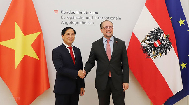 Le ministre des Affaires étrangères, Bùi Thanh Son (à gauche), et le ministre autrichien des Affaires étrangères, Alexander Schallenberg en septembre 2022 à Vienne. Photo : VNA. Le ministre des Affaires étrangères, Bùi Thanh Son (à gauche), et le ministre autrichien des Affaires étrangères, Alexander Schallenberg en septembre 2022 à Vienne. Photo : VNA.