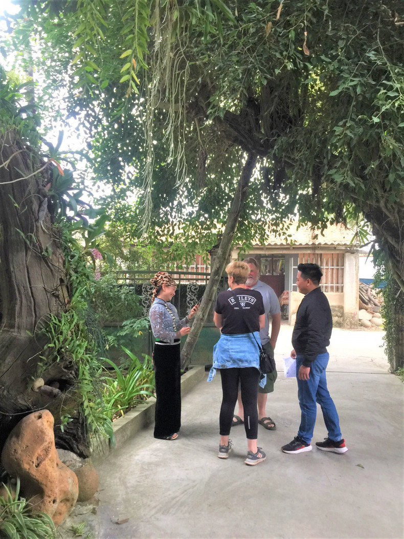 Le village de Sà Rèn est une destination touristique qui attire de nombreux touristes nationaux et étrangers. Photo : Dô Tuê/NDEL. Le village de Sà Rèn est une destination touristique qui attire de nombreux touristes nationaux et étrangers. Photo : Dô Tuê/NDEL.