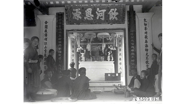 Les personnes âgées font une cérémonie de sacrifice au Temple. Photo : petrotimes.vn Les personnes âgées font une cérémonie de sacrifice au Temple. Photo : petrotimes.vn