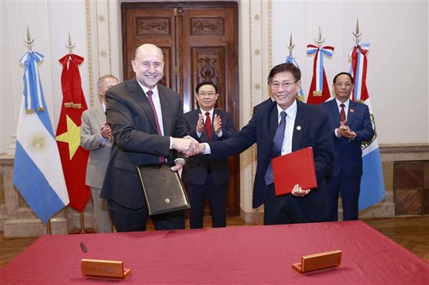Le Président de l’Assemblée nationale du Vietnam (ANV), Vuong Dinh Huê, et le gouverneur de la province argentine de Santa Fe, Omar Ángel Perotti, supervisent la signature de la lettre d’intention de coopération entre Binh Duong et Santa Fe. Photo : VNA. Le Président de l’Assemblée nationale du Vietnam (ANV), Vuong Dinh Huê, et le gouverneur de la province argentine de Santa Fe, Omar Ángel Perotti, supervisent la signature de la lettre d’intention de coopération entre Binh Duong et Santa Fe. Photo : VNA.