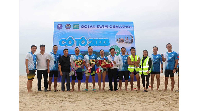 Le Comité d’organisation a décerné des prix aux meilleurs athlètes qui ont terminé premiers dans les catégories masculine et féminine. Photo : NDEL.