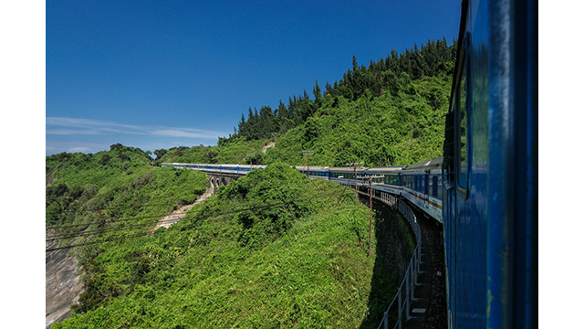 Les visiteurs peuvent profiter du paysage naturel et de la vie locale en train et acheter des collations auprès des vendeurs en cours de route. Photo : Vietnamnet.vn Les visiteurs peuvent profiter du paysage naturel et de la vie locale en train et acheter des collations auprès des vendeurs en cours de route. Photo : Vietnamnet.vn