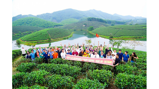 Des membres du groupe touristique français prennent une photo de souvenir aux îlots de Thé. Photo : Dinh Tuyên/baonghean.vn Des membres du groupe touristique français prennent une photo de souvenir aux îlots de Thé. Photo : Dinh Tuyên/baonghean.vn