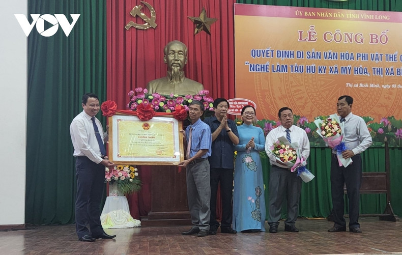 Cérémonie pour annoncer la décision du Ministère vietnamien de la Culture, des Sports et du Tourisme portant inscription du « Métier de production du tofu dans la commune de My Hoa de la ville de Binh Minh » sur la Liste du patrimoine culturel immatériel national. Photo : VOV. Cérémonie pour annoncer la décision du Ministère vietnamien de la Culture, des Sports et du Tourisme portant inscription du « Métier de production du tofu dans la commune de My Hoa de la ville de Binh Minh » sur la Liste du patrimoine culturel immatériel national. Photo : VOV.