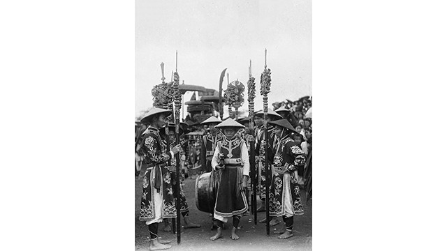 Les jeunes hommes participent à la procession. Photo : kienthuc.net.vn Les jeunes hommes participent à la procession. Photo : kienthuc.net.vn