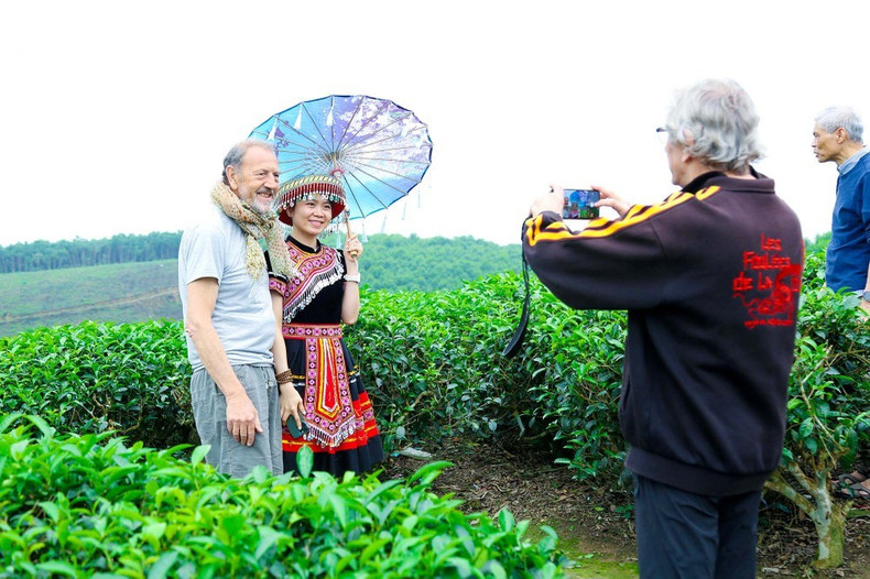 Les touristes français prennent des photos avec les locaux. Photo : Dinh Tuyên/baonghean.vn Les touristes français prennent des photos avec les locaux. Photo : Dinh Tuyên/baonghean.vn