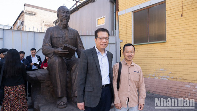 Le sculpteur et auteur de la statue du Président Hô Chi Minh à Saint-Pétersbourg, Nguyên Van Vo (à droite), et l'ambassadeur du Vietnam en Russie, Dang Minh Khôi (à gauche). Photo : NDEL.