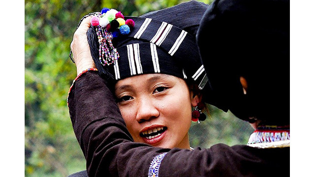 Le beau visage des filles de l’ethnie Lự en costumes de brocart de couleur indigo. Photo : baodantoc.vn
