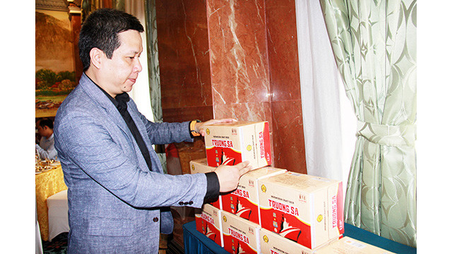 Lê Hông Quân, vice-président du Fonds Truong Sa « Voyage du cœur » présente des produits de bière artisanale nommé l'archipel de Truong Sa lors de l'événement. Photo: thoidai.com.vn Lê Hông Quân, vice-président du Fonds Truong Sa « Voyage du cœur » présente des produits de bière artisanale nommé l'archipel de Truong Sa lors de l'événement. Photo: thoidai.com.vn