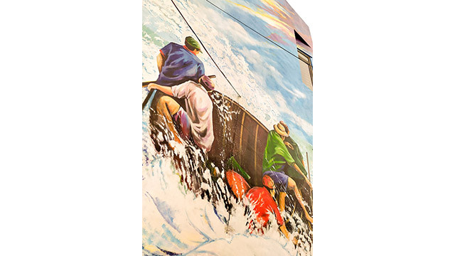 De nouvelles fresques illustrant la vie quotidienne, la pêche et la beauté authentique des habitants captivent les touristes nationaux et étrangers. Photo : sgtiepthi.vn De nouvelles fresques illustrant la vie quotidienne, la pêche et la beauté authentique des habitants captivent les touristes nationaux et étrangers. Photo : sgtiepthi.vn