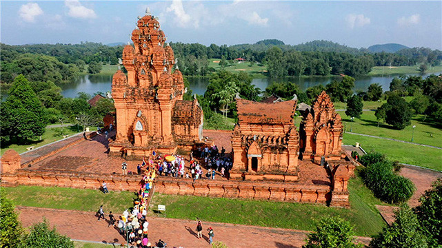 Les tours Cham au Village culturel et touristique des ethnies du Vietnam. Photo: baodautu.vn