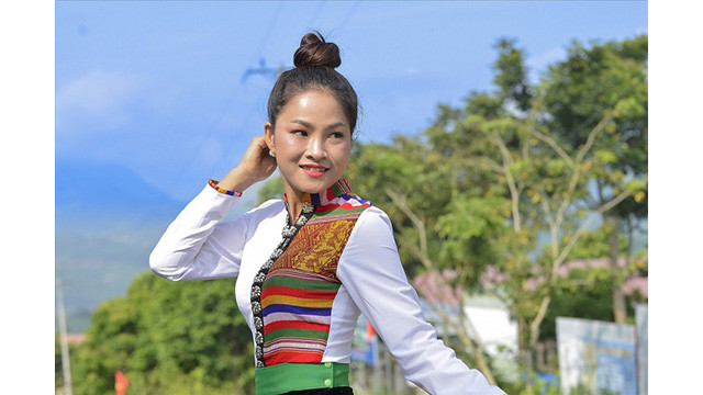 Avec le blanc dominant, la chemise « cóm » moulante met en valeur la beauté des femmes Thái à Lai Châu. Photo : baodantoc.vn