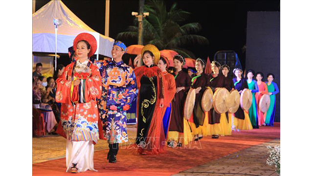 La présentation des « áo dài » (tunique traditionnelle vietnamienne) et des costumes traditionnels lors de l'événement. Photo : VNA. La présentation des « áo dài » (tunique traditionnelle vietnamienne) et des costumes traditionnels lors de l'événement. Photo : VNA.