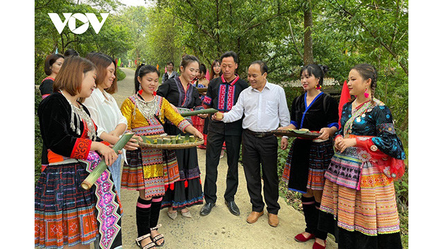 Les jeunes du village Sin Suôi Hô présentent des produits culturels aux touristes. Photo : VOV.