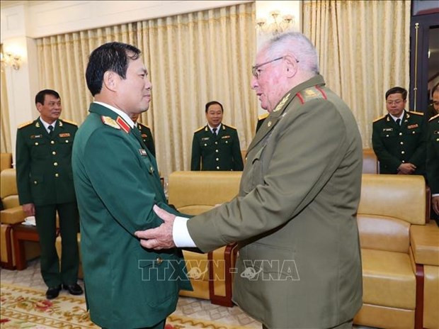 Le général de corps d'armée Nguyên Tân Cuong, membre du Comité central du Parti, membre permanent de la Commission militaire centrale, chef d'état-major général de l'Armée populaire du Vietnam et vice-ministre de la Défense (à gauche) et le général de corps d'armée, Álvaro López Miera, ministre cubain des Forces armées révolutionnaires. Photo : VNA.