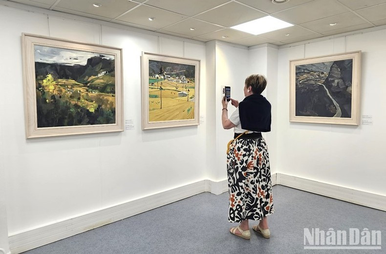 Un espace d'exposition de peintures attire l'attention des visiteurs. Photo : NDEL. Un espace d'exposition de peintures attire l'attention des visiteurs. Photo : NDEL.