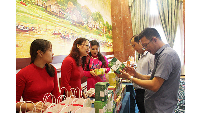 Des visiteurs au stands présentant des produits d'essence soluble de VGM lors de l'événement. Photo : Thoidai.com.vn Des visiteurs au stands présentant des produits d'essence soluble de VGM lors de l'événement. Photo : Thoidai.com.vn