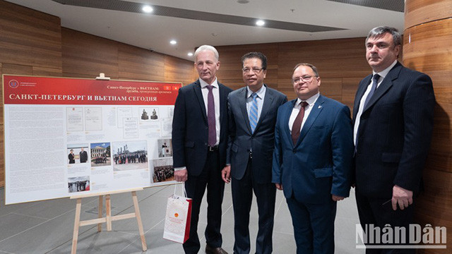 Le président du Comité des Archives de Saint-Pétersbourg, Petr Tishchenko (2e, à droite) et le vice-président du Comité des Affaires étrangères de Saint-Pétersbourg, Vyacheslav Kalganov (1er, à droite). Photo : NDEL.