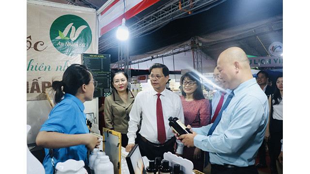 Les délégués visitent le stand des produits d'herbes de Khanh Hoa. Photo : congthuong.com.vn Les délégués visitent le stand des produits d'herbes de Khanh Hoa. Photo : congthuong.com.vn