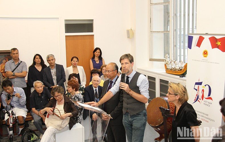 Le directeur chargé de la recherche et de l’enseignement du Musée du Quai Branly - Jacques Chirac à Paris, Philippe Charlier, apprécie la création unique et diversifiée des beaux-arts contemporains du Vietnam. Photo : NDEL. Le directeur chargé de la recherche et de l’enseignement du Musée du Quai Branly - Jacques Chirac à Paris, Philippe Charlier, apprécie la création unique et diversifiée des beaux-arts contemporains du Vietnam. Photo : NDEL.
