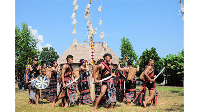 Les activités culturelles des ethnies au Village culturel et touristique des ethnies du Vietnam. Photo : baodautu.vn