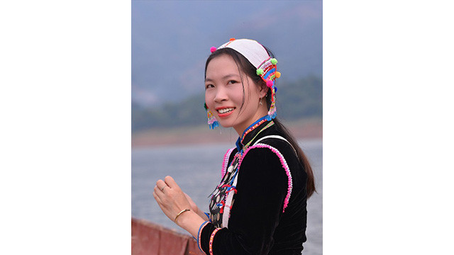 La robe indigo parsemée de motifs uniques rehausse la beauté des filles de l’ethnie Si La. Photo : baodantoc.vn