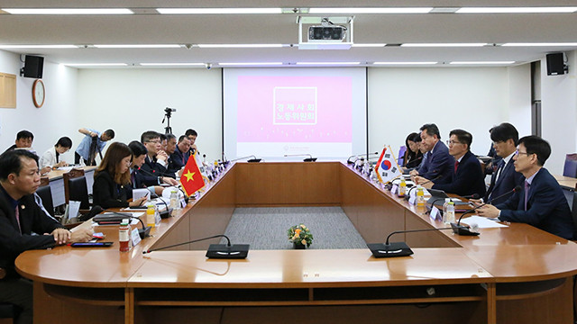 La délégation du FPV travaille avec le Conseil économique, social et du travail sud-coréen. Photo : L'Association des hommes d'affaires et d'investissement Vietnam-République de Corée. La délégation du FPV travaille avec le Conseil économique, social et du travail sud-coréen. Photo : L'Association des hommes d'affaires et d'investissement Vietnam-République de Corée.