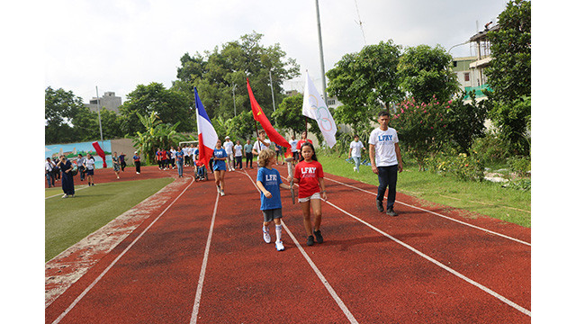 Un défilé marque l'arrivée de la flamme olympique. Photo : Minh Hanh.