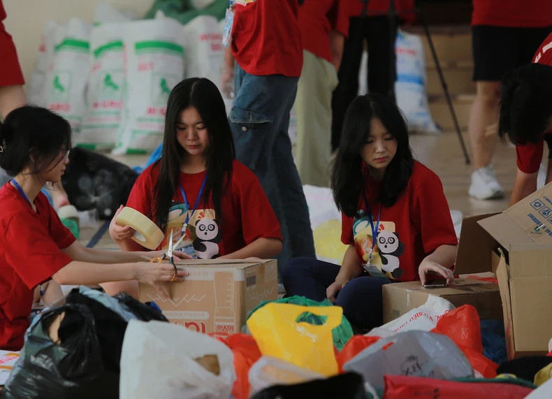 Les objets collectés sont amenés à un point de collecte pour un traitement approprié. Photo : journal Nhân Dân. Les objets collectés sont amenés à un point de collecte pour un traitement approprié. Photo : journal Nhân Dân.