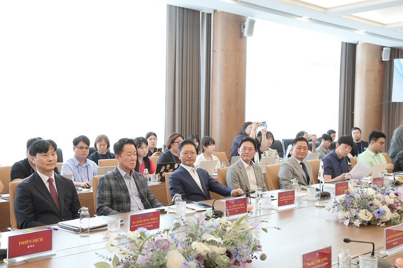 Le représentant du groupe Hitejinro et de Jinro Soju Vietnam Co., Ltd lors de la séance de travail. Photo : baodautu.vn