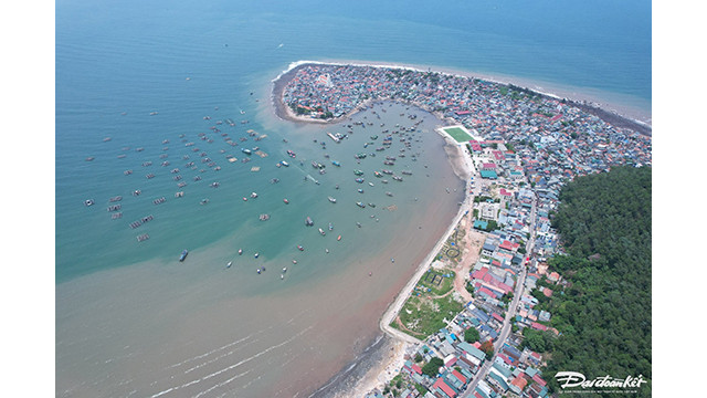 Le littoral de la commune permet l’exploitation des ports maritimes et le développement du tourisme maritime. Photo : daidoanket.vn Le littoral de la commune permet l’exploitation des ports maritimes et le développement du tourisme maritime. Photo : daidoanket.vn