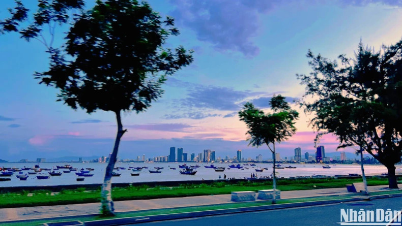 Après le coucher du soleil, la ville côtière a allumé les lumières pour se plonger dans la nuit magique. Photo : nhandan.vn Après le coucher du soleil, la ville côtière a allumé les lumières pour se plonger dans la nuit magique. Photo : nhandan.vn