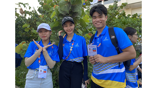 Les « ambassadeurs en tenue bleue » sont toujours en sueur mais ont toujours un sourire amical sur le visage. Photo : VOV.