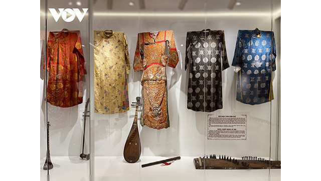 Des costumes d'artistes interprétant du "Nha nhac" (musique de cour) sous la dynastie des Nguyên. Photo : VOV.