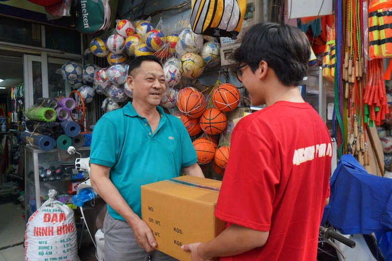 La collecte des livres, du papier, des vêtements usagés des habitants pour le recyclage. Photo : journal Nhân Dân. La collecte des livres, du papier, des vêtements usagés des habitants pour le recyclage. Photo : journal Nhân Dân.