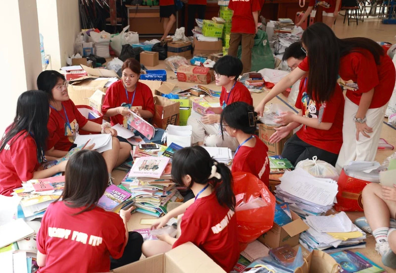 Des élèves de Ha Noi participent aux activités visant à sensibiliser à la protection de l'environnement. Photo : journal Nhân Dân. Des élèves de Ha Noi participent aux activités visant à sensibiliser à la protection de l'environnement. Photo : journal Nhân Dân.