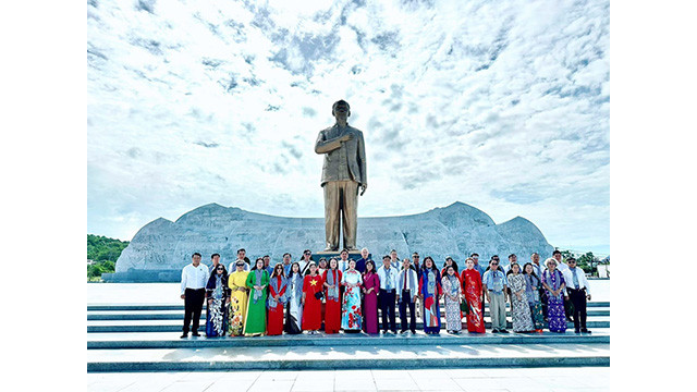 Les déléguésdu Comité des Vietnamiens à l’étranger de Hô Chi Minh-Ville, visite le Monument du Président Hô Chi Minh. Photo : L'Association VKBIA.