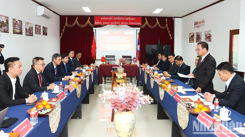 La vue générale de l'entretien entre la délégation du journal Nhân Dân et celle du journal Pasaxon. Photo : nhandan.vn La vue générale de l'entretien entre la délégation du journal Nhân Dân et celle du journal Pasaxon. Photo : nhandan.vn