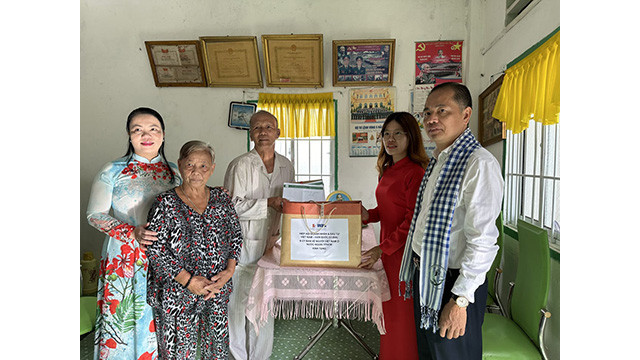 La délégation du Comité chargé des Vietnamiens résidant à l’étranger de Hô Chi Minh-Ville a rendu visite à M. Trân Tho, l’un des anciens prisonniers politiques. Photo : L'Association VKBIA.