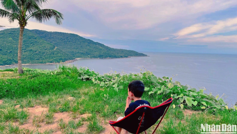 De nombreux enfants suivent également leurs parents pour profiter de la brise et faire de l'exercice en plein air. Photo : nhandan.vn De nombreux enfants suivent également leurs parents pour profiter de la brise et faire de l'exercice en plein air. Photo : nhandan.vn